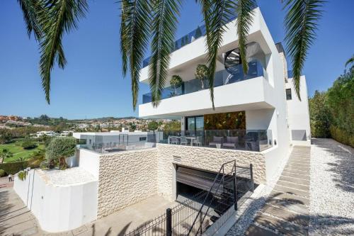 Luxury Villa with Breathtaking Views in Marbella By Lodgerstrip