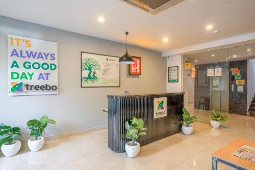 Un certificado, premio, letrero u otro documento en Treebo De Alphabet Nagole
