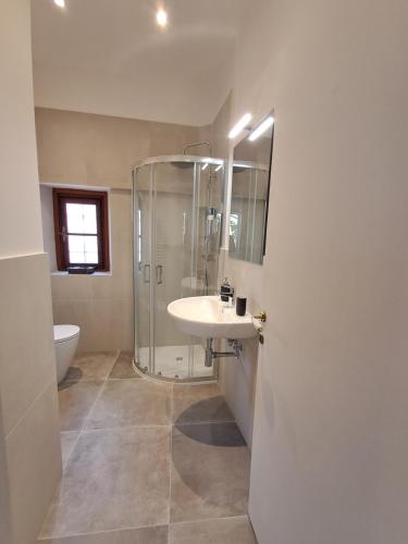 une salle de bain avec douche, lavabo et toilettes dans l'établissement Terrazza nel centro storico, à Rapallo