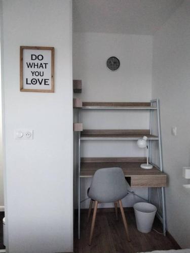 Cette chambre comprend un bureau et une chaise. dans l'établissement Appartement 4 chambres et 4 salles de bains, à Reims