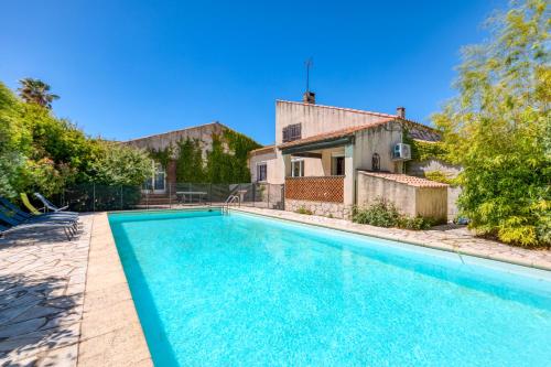 une piscine devant une maison dans l'établissement Villa Montady avec piscine, à Montady