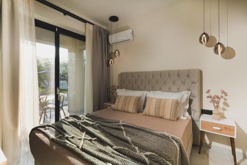 Ένα ή περισσότερα κρεβάτια σε δωμάτιο στο The olive Nest Villa by "Elite"