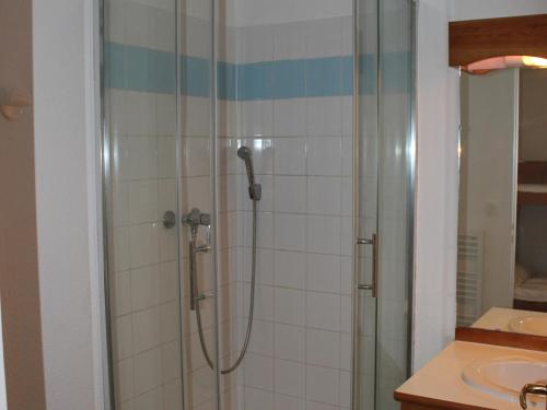 une salle de bain avec une douche avec une porte vitrée dans l'établissement Chalet 8 pers avec terrasse, local ski, parking gratuit, animaux acceptés - FR-1-504-5, à Saint-Étienne-en-Dévoluy