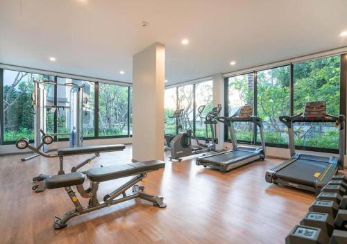 ein Fitnessstudio mit einem Haufen Heimtrainer in einem Raum in der Unterkunft G16 Title Naiyang 36м2Ватсап669З5В2I976 in Nai Yang Beach