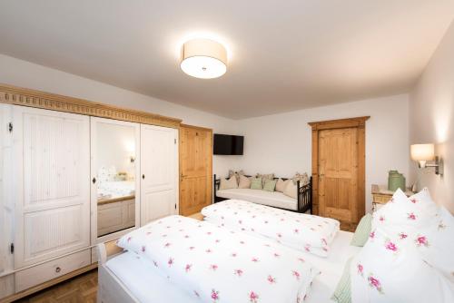 a bedroom with two white beds and a bed at Siebenschläfer Ferienwohnung in Neustift im Stubaital