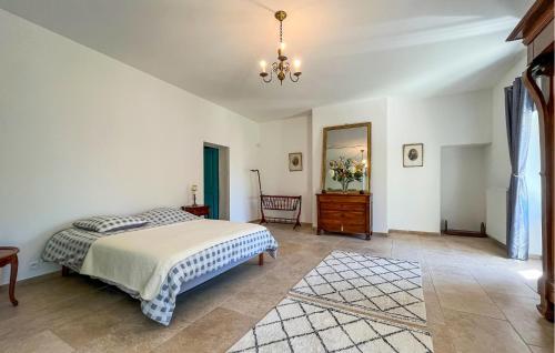 a bedroom with a bed and a dresser and a mirror at Maison Piscine Proche Arles in Tarascon