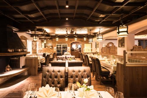 a restaurant with tables and chairs in a room at Siebenschläfer Ferienwohnung in Neustift im Stubaital