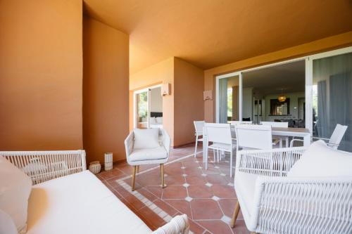 Apartment with large terrace, swimming pool and green areas, next to Puerto Banús