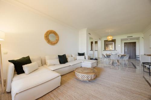 Apartment with large terrace, swimming pool and green areas, next to Puerto Banús