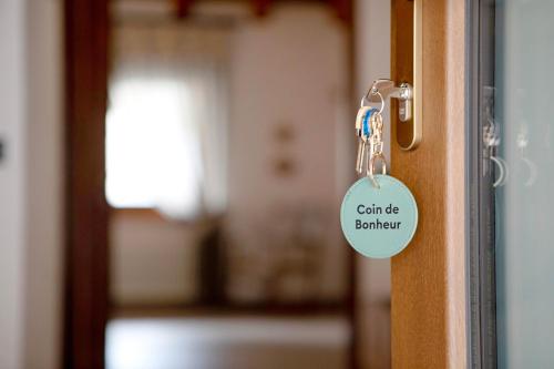 a lock on a door with a tag on it at La Vieille Cloche in Saint-Rhémy-en-bosses