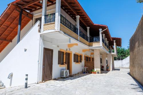a house with white walls and a balcony at Breathing Apartment in Virós