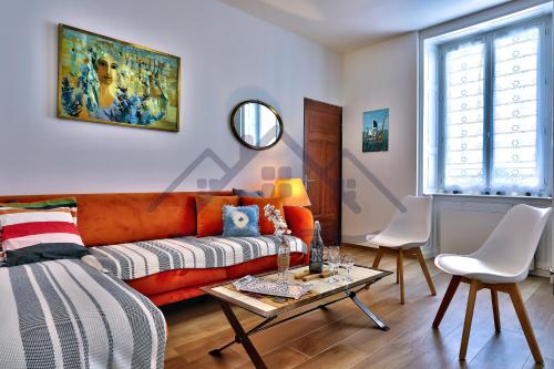 un salon avec un canapé et une table dans l'établissement LocaLise - M37 - Maison de vacances à deux pas du centre et des plages - wifi inclus - draps inclus - animaux bienvenus - extérieur clos - parking privatif, au Guilvinec