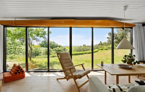 sala de estar con vistas a una ventana grande en Awesome Home In Knebel, en Ørby