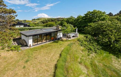 una vista aérea de una casa en un campo en Awesome Home In Knebel, en Ørby
