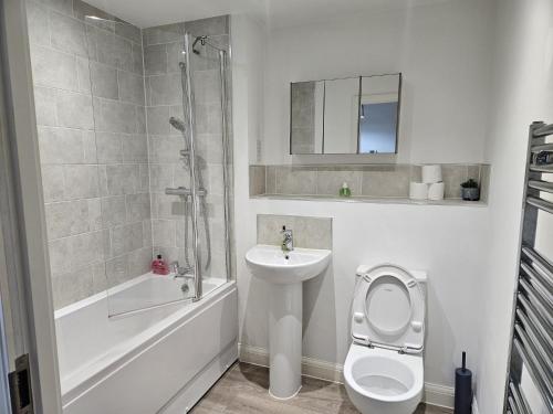 Ένα μπάνιο στο 8 mins walk City Centre, Birmingham University, 20 mins walk Edgebaston stadium, 1 Bed Spacious Apartment
