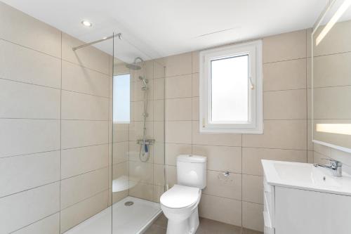 Un baño blanco con inodoro y lavabo. en Casa del Sol Premium Cabo Roig, en Orihuela
