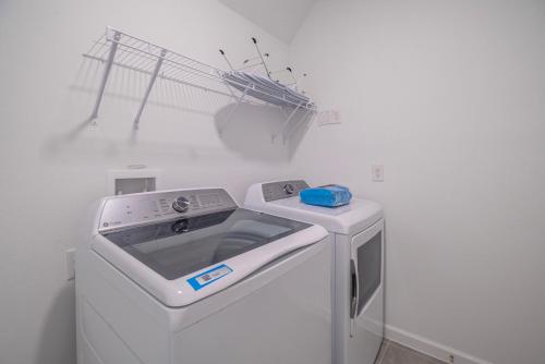 a white washer and dryer in a white room at Amazing Home in Ocala in Ocala