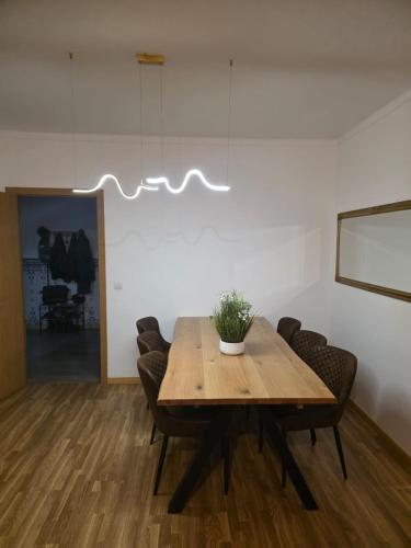 a dining room with a wooden table and chairs at MM Apartamento com Quarto privado Com árias in Coimbra