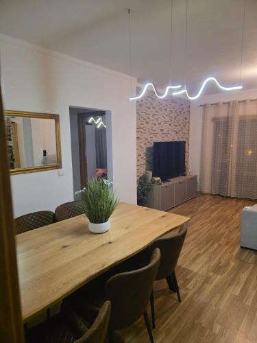 a dining room with a wooden table and chairs at MM Apartamento com Quarto privado Com árias in Coimbra