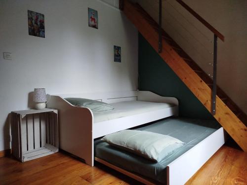 - une chambre avec des lits superposés sous un escalier dans l'établissement Splendide villa en pleine nature avec SPA proche lac, et océan, à Sainte-Hélène