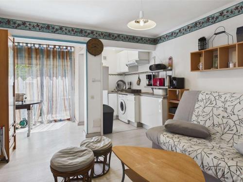 un salon avec un canapé et une table dans l'établissement Maison climatisée rénovée 2 pièces, 2 cabines avec terrasses à 500m de la plage, parking inclus - FR-1-423-304, au Grau-dʼAgde