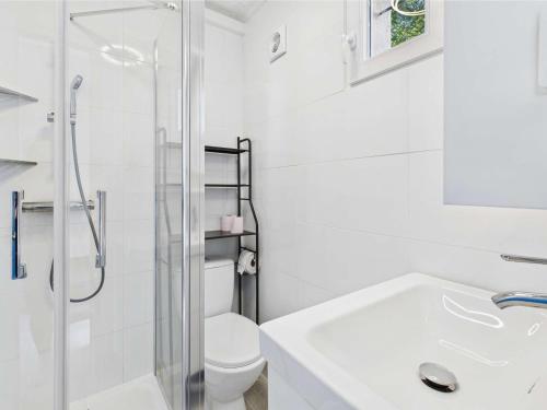 une salle de bain blanche avec douche et toilettes dans l'établissement Maison climatisée rénovée 2 pièces, 2 cabines avec terrasses à 500m de la plage, parking inclus - FR-1-423-304, au Grau-dʼAgde