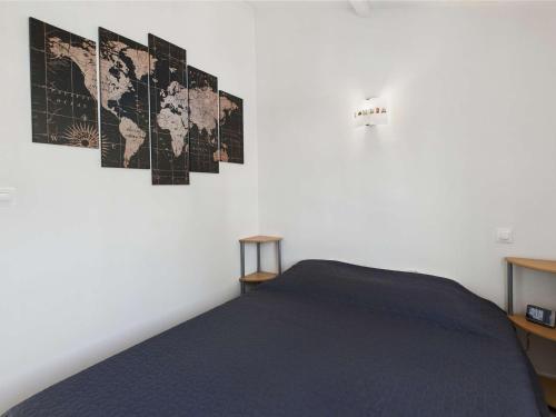- une chambre avec un lit et une carte murale dans l'établissement Maison climatisée rénovée 2 pièces, 2 cabines avec terrasses à 500m de la plage, parking inclus - FR-1-423-304, au Grau-dʼAgde
