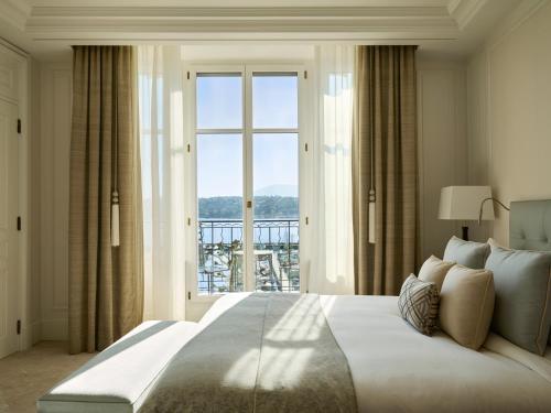 a bedroom with a large bed and a large window at The Woodward - Auberge Collection in Geneva