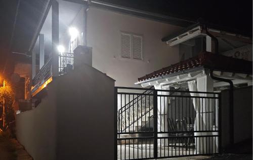 Το κτήριο όπου στεγάζεται  το διαμέρισμα