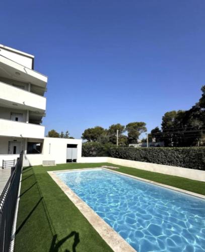 Spacious apartment with pool near the sea