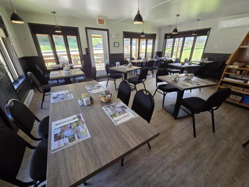 En restaurant eller et andet spisested på Motel Le Riviera