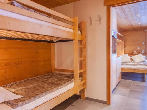 una stanza con due letti a castello e una finestra di Studio montagnard avec balcon, vue montagnes et accès bien-être - FR-1-467-38 a Le Grand-Bornand
