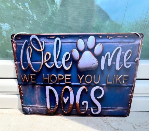 a sign that says wife me we hope you like dogs at Villa Giulia in Sulzano