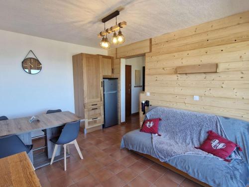 Cette chambre comprend un lit, une table et une cuisine. dans l'établissement Appartement 4 pers - Ski/Rando à pied - Balcon - Animaux admis, Parking - FR-1-393-179, à Saint-Michel-de-Chaillol