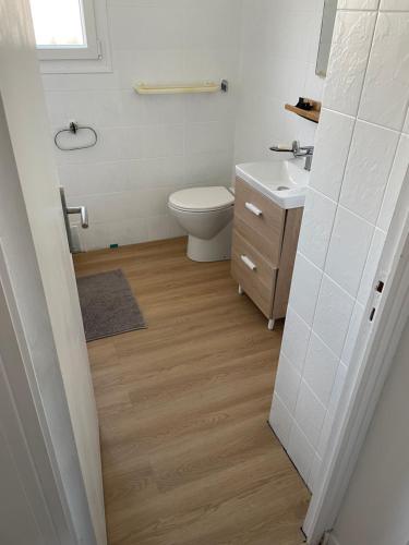 une salle de bain avec toilettes et lavabo dans l'établissement Maison au calme entre lac et bourg, à Biscarrosse