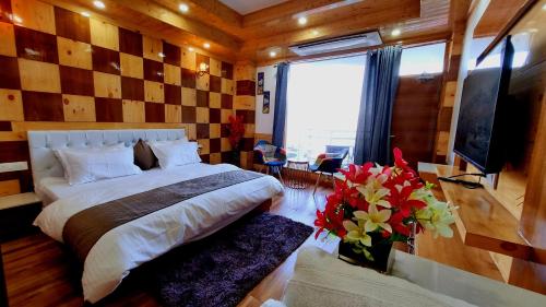 ein Schlafzimmer mit einem großen Bett in einem Zimmer in der Unterkunft HEAVEN in HILLTOP in Shimla