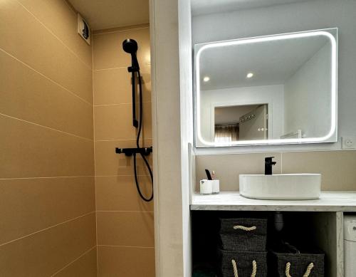un baño con lavabo y espejo en KER HERA.Bain de lumière à ETEL, en Étel