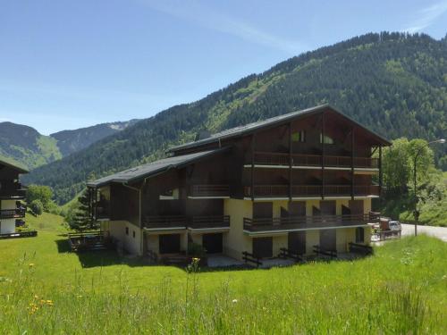 Photo de la galerie de l'établissement Studio cabine ensoleillé au pied des pistes avec terrasse, idéal pour famille et randonnées - FR-1-342-192, à Arêches