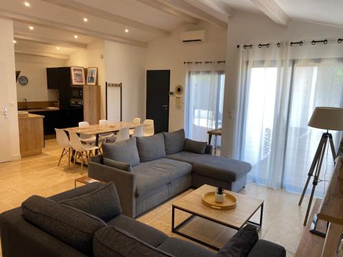 Maison moderne plain-pied 3 chambres jardin préau