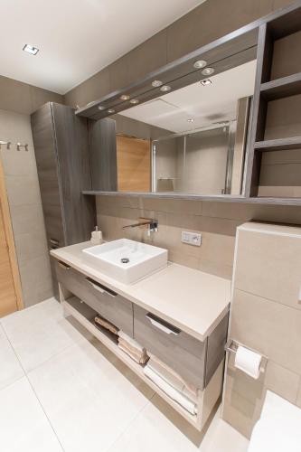 une salle de bain avec un lavabo et un miroir dans l'établissement T3 d'exception Croisette Cannes Vue Mer, à Cannes