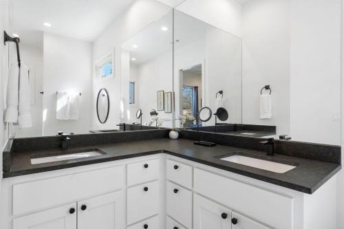 Φωτογραφία από το άλμπουμ του Slickrock Chalet Contemporary Pet friendly Hot tub σε Bella Vista