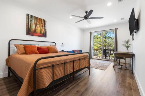 Ένα ή περισσότερα κρεβάτια σε δωμάτιο στο Slickrock Chalet Contemporary Pet friendly Hot tub