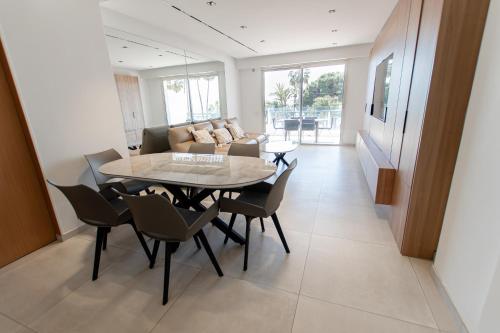 une salle à manger et un salon avec une table et des chaises dans l'établissement T3 d'exception Croisette Cannes Vue Mer, à Cannes