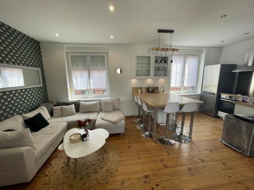 un salon avec un canapé et une table dans l'établissement Le Duplex Marquettois - 3 chambres, à Saint-André