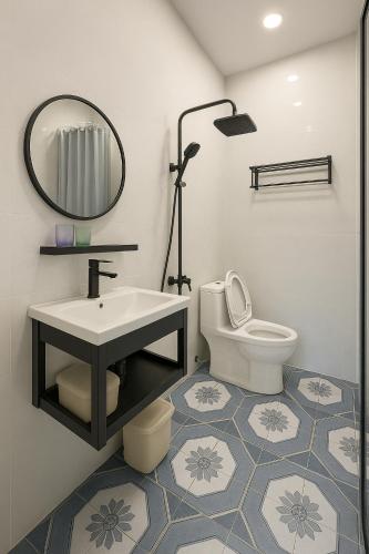 a bathroom with a sink and a toilet and a mirror at Khách Sạn MINTNACIE in Phan Rang