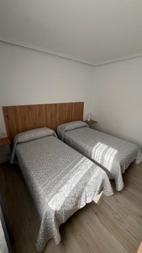 two beds sitting next to each other in a bedroom at vivienda turística Irún in Irún