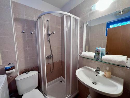 Ένα μπάνιο στο Apartment Excelsior Romantic 50m to the beach