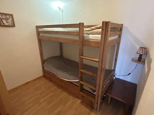 - un lit superposé dans un coin de chambre dans l'établissement Studio cabine au centre des Saisies avec balcon, pour 5 personnes, proche commerces, exposé sud - FR-1-594-109, à Hauteluce