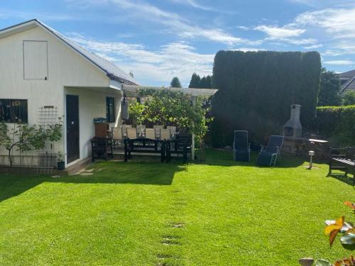 a yard with a table and chairs and a house at Apartmán u Toffee in Humenné
