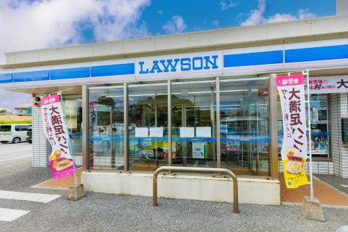 a store front with signs in front of it at 駐車場2台 海中道路や伊計島にアクセス良好 和室付き 最大5名宿泊施設 Guest house mum in Uruma